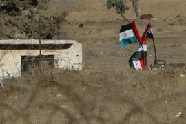 Quốc kỳ Syria được treo gần khu định cư Ein Zivan trên Cao nguyên Golan năm 2018. (Nguồn: AFP/TTXVN)