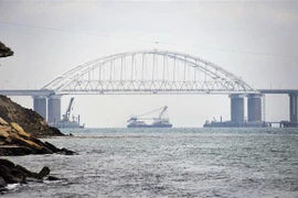 Tàu thuyền đi qua eo biển Kerch ngày 26/11/2018. (Ảnh: THX/TTXVN)