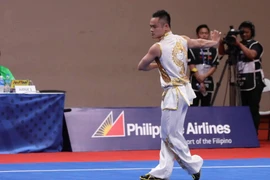 Quốc Khánh mở hàng HCV cho đoàn Việt Nam trong ngày 3/12. (Ảnh: Vietnam+)