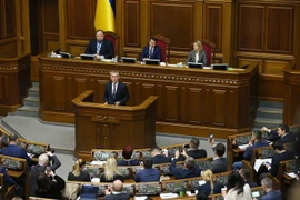 Tổng Thư ký NATO Jens Stoltenberg (giữa) phát biểu tại Quốc hội Ukraine ở Kiev ngày 31/10/2019. (Ảnh: THX/TTXVN)