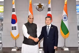 Bộ trưởng Quốc phòng Hàn Quốc Jeong Kyeong-doo (phải) và người đồng cấp Ấn Độ Rajnath Singh (trái) tại cuộc gặp ở Seoul ngày 5/9/2019. (Ảnh: Yonhap/TTXVN)