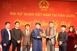Đại diện Hiệp hội Doanh nghiệp Việt Nam tại Hàn Quốc trao quà tặng cho Đại sứ quán Việt Nam tại Hàn Quốc . (Ảnh: Hữu Tuyên/Vietnam+)