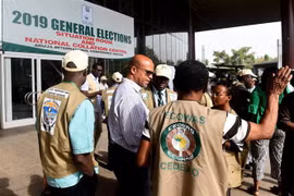 Các quan sát viên quốc tế và địa phương tới Ủy ban Bầu cử quốc gia độc lập Nigeria (INEC) để chuẩn bị cho việc giám sát cuộc tổng tuyển cử tại Nigeria, ngày 20/2/2019. (Ảnh: AFP/TTXVN)