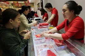 Khách hàng mua vàng tại Công ty kinh doanh vàng Doji. (Ảnh: Trần Việt/TTXVN)