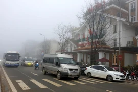 Sương mù dày đặc tại thị trấn Sa Pa. (Ảnh: Quốc Khánh/TTXVN)