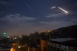 Tên lửa phòng không của Syria ngăn chặn một vụ tấn công bằng tên lửa trên bầu trời Damascus ngày 21/1/2019. (Ảnh: AFP/TTXVN)