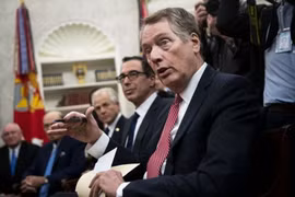Đại diện Thương mại Robert Lighthizer (bìa phải) và Bộ trưởng Tài chính Steven Mnuchin (thứ 2 từ phải sang). (Nguồn: Bloomberg)