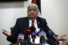 Tổng Thư ký Tổ chức Giải phóng Palestine (PLO) Saeb Erekat tại cuộc họp báo ở thành phố Ramallah, Khu Bờ Tây. (Ảnh: AFP/TTXVN)