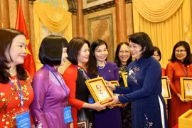 Phó Chủ tịch nước Đặng Thị Ngọc Thịnh với các đại biểu. (Ảnh: Dương Giang/TTXVN)