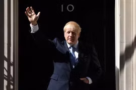 Tân Thủ tướng Anh Boris Johnson tại số 10 phố Downing ở thủ đô London. (Ảnh: THX/TTXVN)