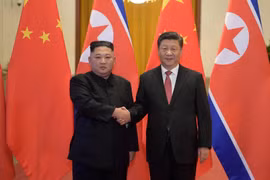 Chủ tịch Trung Quốc Tập Cận Bình (phải) trong cuộc gặp nhà lãnh đạo Triều Tiên Kim Jong-un tại Bắc Kinh (Trung Quốc) ngày 8/1/2019. (Ảnh: THX/TTXVN)