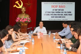 Tiến sỹ khoa học Phan Đình Tân, Phó Chủ tịch chuyên trách Hội đồng Lý luận, phê bình văn học, nghệ thuật Trung ương trao đổi thông tin với các cơ quan thông tấn, báo chí. (Ảnh: Thanh Tùng/TTXVN)