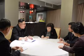 Chủ tịch Triều Tiên Kim Jong-un xuống tàu hỏa tại ga Đồng Đăng. (Ảnh: Doãn Tấn/TTXVN)