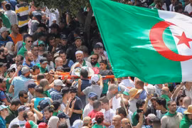 Những người biểu tình mang theo các lá cờ Algeria, đặc biệt là lá cờ khổng lồ ghi tên 48 tỉnh thành nước này, họ vừa hát những bài hát yêu nước để tái khẳng định cam kết không ngừng của họ đối với sự thống nhất, đoàn kết quốc gia và dân tộc. (Ảnh: AFP/TTX