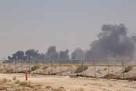Khói bốc lên từ nhà máy lọc dầu của Aramco ở Abqaiq, Saudi Arabia, sau vụ tấn công ngày 14/9/2019. (Ảnh: AFP/TTXVN)