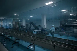 Công nhân làm việc tại một nhà máy ở Sinuiju, Triều Tiên. (Ảnh: AFP/TTXVN)