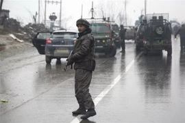 Binh sỹ bán quân sự Ấn Độ gác gần khu vực xảy ra vụ tấn công gần thị trấn Lethpora, huyện Pulwama thuộc bang Jammu và Kashmir do Ấn Độ kiểm soát. (Ảnh: THX/TTXVN)