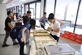Các bạn trẻ tò mò trước quầy phở cuốn. (Ảnh: Phóng viên TTXVN tại Sydney)