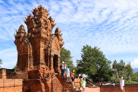 Du khách tham quan, chụp ảnh lưu niệm tại tháp Po Klong Garai. (Ảnh: Nguyễn Thành/TTXVN)