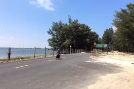 Đập Hòa Duân ở thị trấn Thuận An, huyện Phú Vang nay đã được hàn khẩu trở thành tuyến Quốc lộ 49B. (Ảnh: Đỗ Trưởng/TTXVN)