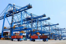 Xếp dỡ hàng hóa tại cảng ở Thanh Đảo, tỉnh Sơn Đông, miền đông Trung Quốc, ngày 16/5/2018. (Ảnh: THX/TTXVN)