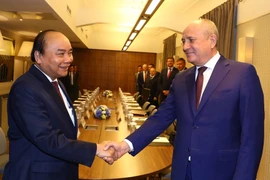 [Photo] Thủ tướng tiếp phó chủ tịch tập đoàn dầu khí Gazprom