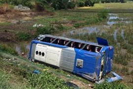 [Video] Xe khách gặp nạn vì vượt ẩu với tốc độ nhanh