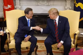 Tổng thống Mỹ Donald Trump (phải) hội đàm với người đồng cấp Hàn Quốc Moon Jae-in tại Washington DC., ngày 11/4/2019. (Ảnh: YONHAP/TTXVN)