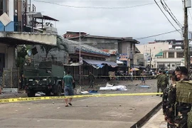 Binh sỹ điều tra tại hiện trường vụ đánh bom kép tại nhà thờ ở Jolo, tỉnh Sulu, Philippines, ngày 27/1/2019. (Ảnh: THX/TTXVN)