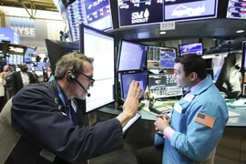 Giao dịch viên tại Sàn giao dịch chứng khoán New York, Mỹ. (Ảnh: THX/TTXVN)