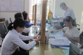 Người dân làm thủ tục hành chính tại Trung tâm. (Ảnh minh họa. Hải Yến/TTXVN)