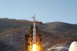 Tên lửa Unha-3 của Triều Tiên rời bệ phóng Sohae ở bãi thử tên lửa Dongchang-ri, ngày 12/12/2012. (Ảnh: Yonhap/TTXVN)