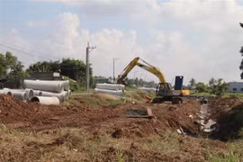 Thi công đường công trình thoát nước phục vụ dân sinh. (Ảnh: Minh Trí/TTXVN)
