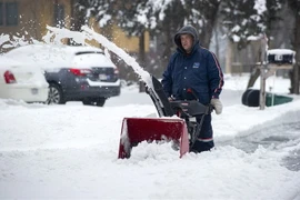 Người dân dọn tuyết trên đường phố tại Saugus, Massachusetts, Mỹ. (Ảnh: AFP/TTXVN)