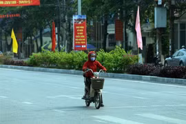 Hiếm gặp cảnh chỉ có một người dừng đèn đỏ giữa trời nắng nóng. (Ảnh: Phan Tuấn Anh/TTXVN)