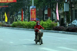 Hiếm gặp cảnh chỉ có một người dừng đèn đỏ giữa trời nắng nóng. (Ảnh: Phan Tuấn Anh/TTXVN)