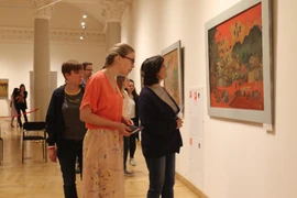 Công chúng yêu nghệ thuật Nga làm quen với tranh sơn mài Việt Nam. (Ảnh: Dương Trí/TTXVN)