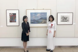 Vũ Nguyễn Hương Nhi bên bức tranh "Biển Đêm" trưng bày tại Bảo tàng Mỹ thuật quốc gia Nhật Bản..(Ảnh: Thành Hữu/TTXVN)
