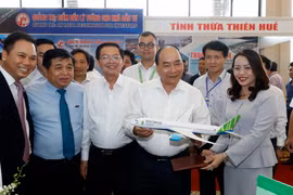 Thủ tướng Nguyễn Xuân Phúc thăm các gian hàng trưng bày tại hội nghị. (Ảnh: Thống Nhất/TTXVN)