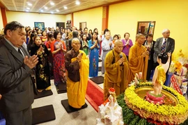 Nghi lễ trong Đại lễ Phật đản tại Trung tâm Văn hóa Phật giáo chùa Most. (Ảnh: Hồng Kỳ/Vietnam+)