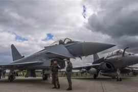 Máy bay Eurofighter Typhoon (trái) của Đức và Dassault Rafale của Pháp. (Ảnh: AFP/TTXVN)