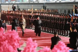 Chủ tịch Triều Tiên Kim Jong-un (giữa) duyệt đội danh dự tại nhà ga ở Bình Nhưỡng ngày 24/2/2019, trước khi lên đường tới Việt Nam. (Ảnh: THX/TTXVN)