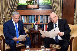 Tổng thống Reuven Rivlin (phải) và Thủ tướng Benjamin Netanyahu. (Nguồn: timesofisrael.com)