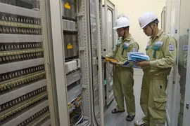 Kiểm tra thông số kỹ thuật hệ thống thông tin trạm biến áp 500kV Thạnh Mỹ nhằm đảm bảo truyền tải an toàn trên hệ thống điện 500 kV. (Ảnh: Ngọc Hà/TTXVN)