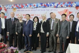 Đại sứ Ngô Đức Mạnh cùng các đại biểu chụp ảnh lưu niệm. (Ảnh: Hồng Quân/TTXVN)