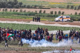 Người biểu tình Palestine xung đột với binh sĩ Israel tại khu vực hàng rào biên giới Israel-Gaza ngày 30/3. (Ảnh: THX/TTXVN)