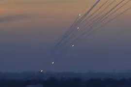 Rocket được phóng từ Dải Gaza, hiện do Phong trào Hồi giáo Hamas kiểm soát, xuống lãnh thổ Israel ngày 5/5/2019. (Ảnh: AFP/TTXVN)