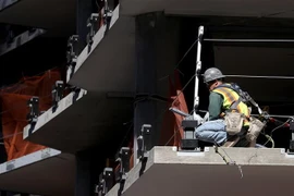 Công nhân làm việc tại một công trường xây dựng ở San Francisco, California, Mỹ. (Ảnh: AFP/TTXVN)