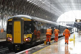 Công nhân làm việc tại nhà ga Paddington ở phía tây thủ đô London, Anh, ngày 1/3/2018. (Ảnh: AFP/TTXVN)