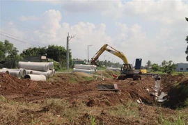 Thi công đường công trình thoát nước phục vụ dân sinh tại Tiền Giang. (Ảnh: Minh Trí/TTXVN)